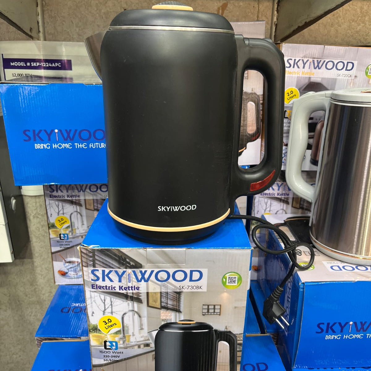 Skyiwood SK-730BK black electric kettle 3.0-liter capacity and operates with 1500 watts of power