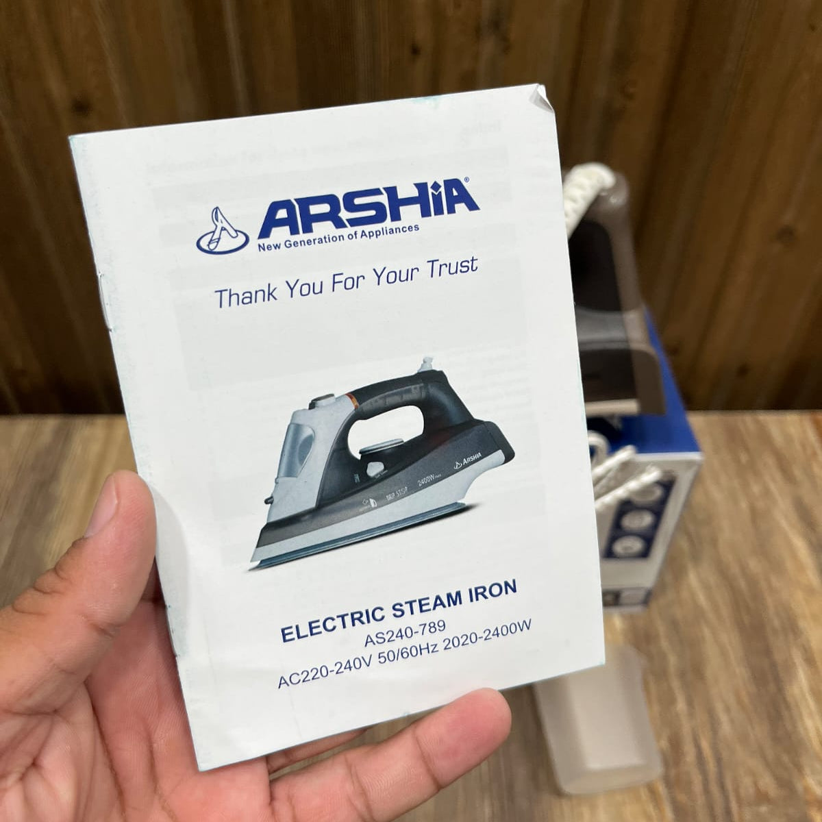 Arshia Electric Steam Iron 2400W – Ceramic Soleplate, Self-Clean, Drip Stop | AS240-789