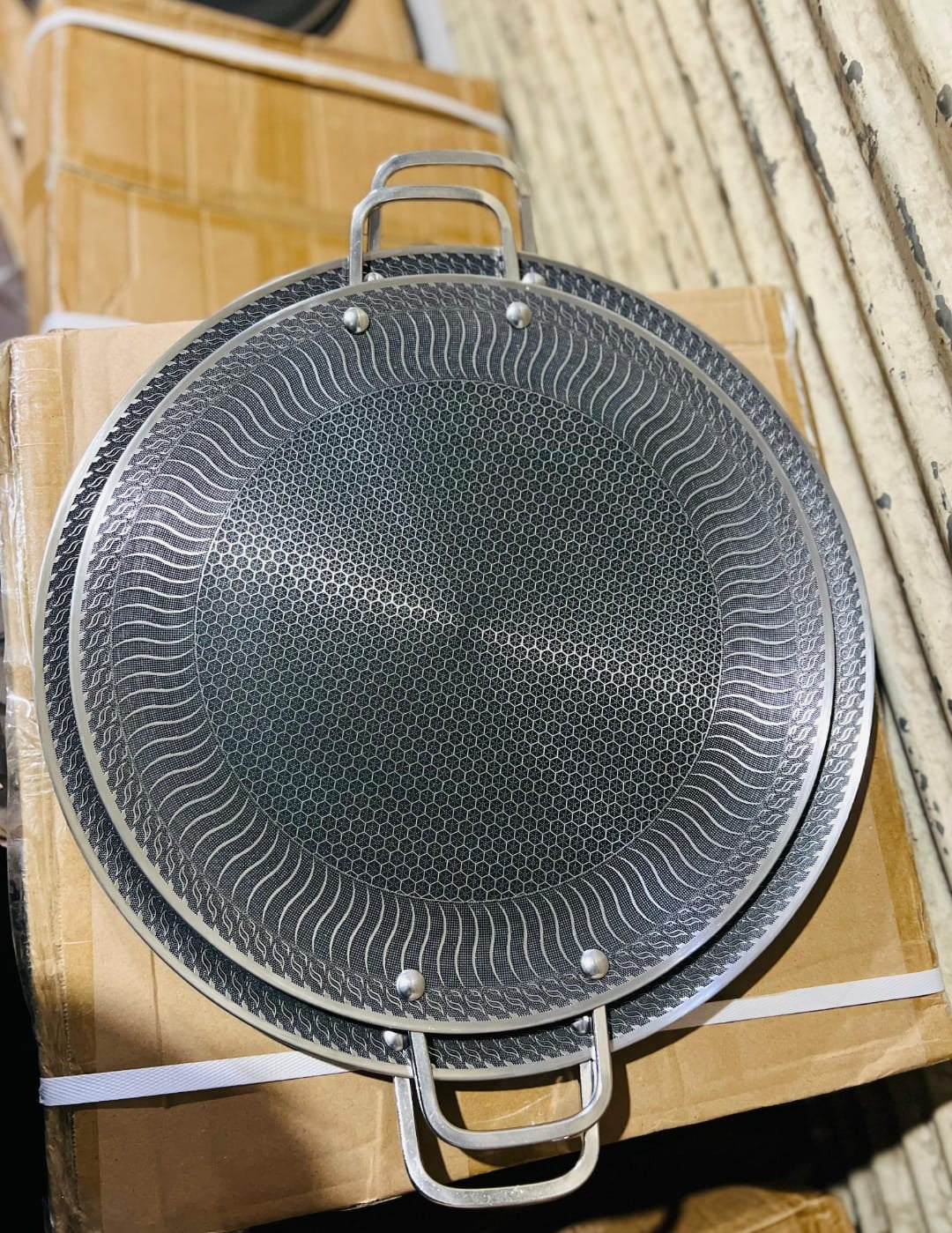 34 cm stainless steel honeycomb laser coating tawa.